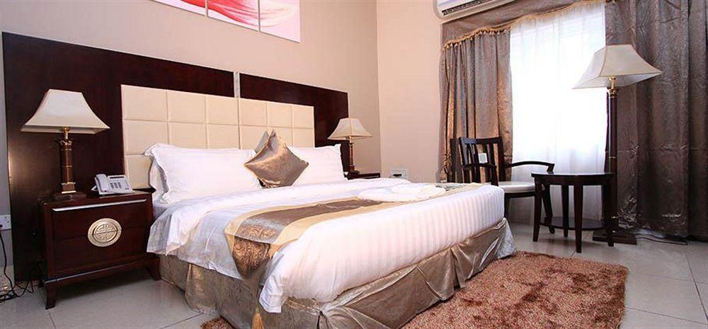 Grandbee Suites Икеджа Екстериор снимка