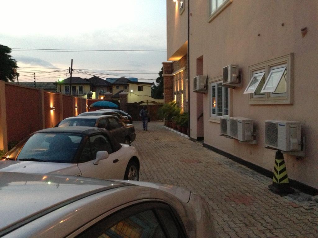 Grandbee Suites Икеджа Екстериор снимка