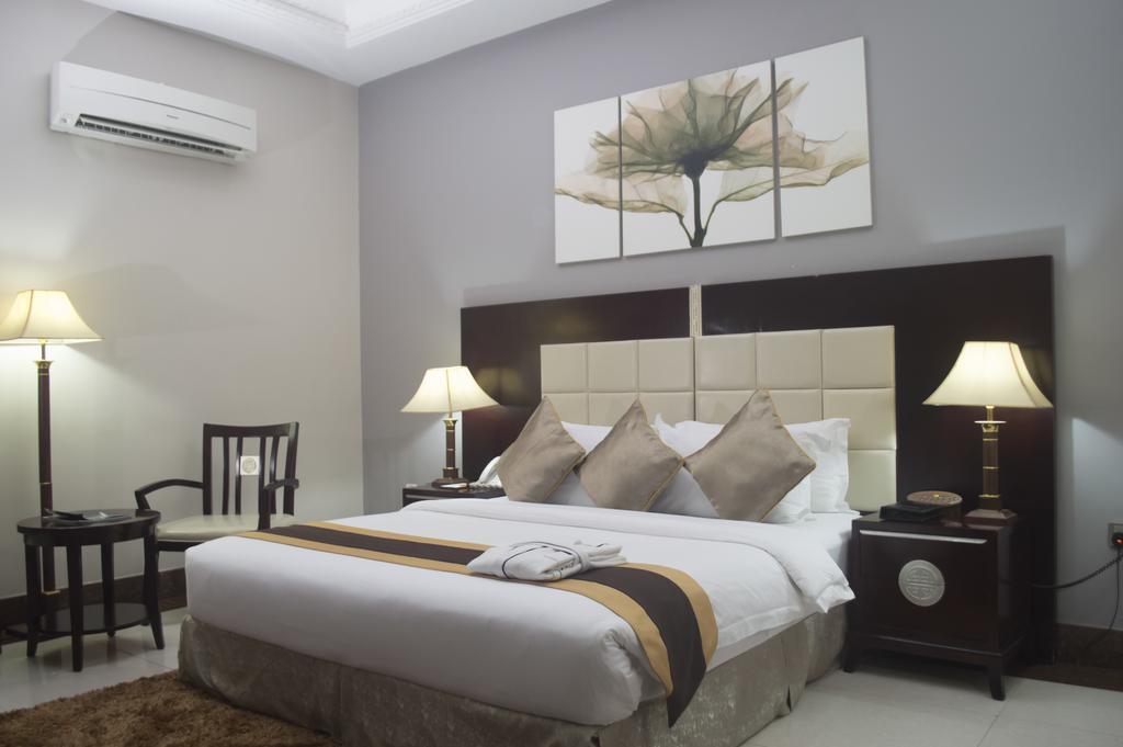 Grandbee Suites Икеджа Екстериор снимка