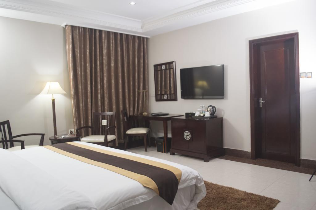 Grandbee Suites Икеджа Екстериор снимка