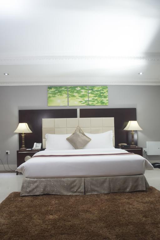 Grandbee Suites Икеджа Екстериор снимка