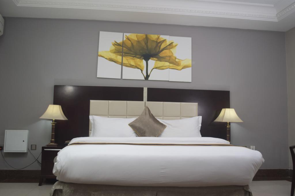Grandbee Suites Икеджа Екстериор снимка