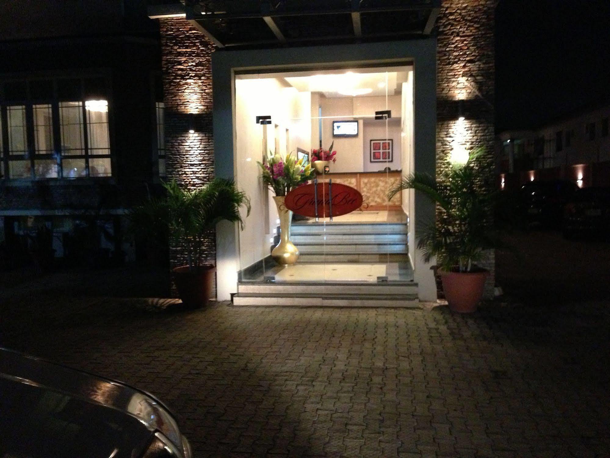 Grandbee Suites Икеджа Екстериор снимка