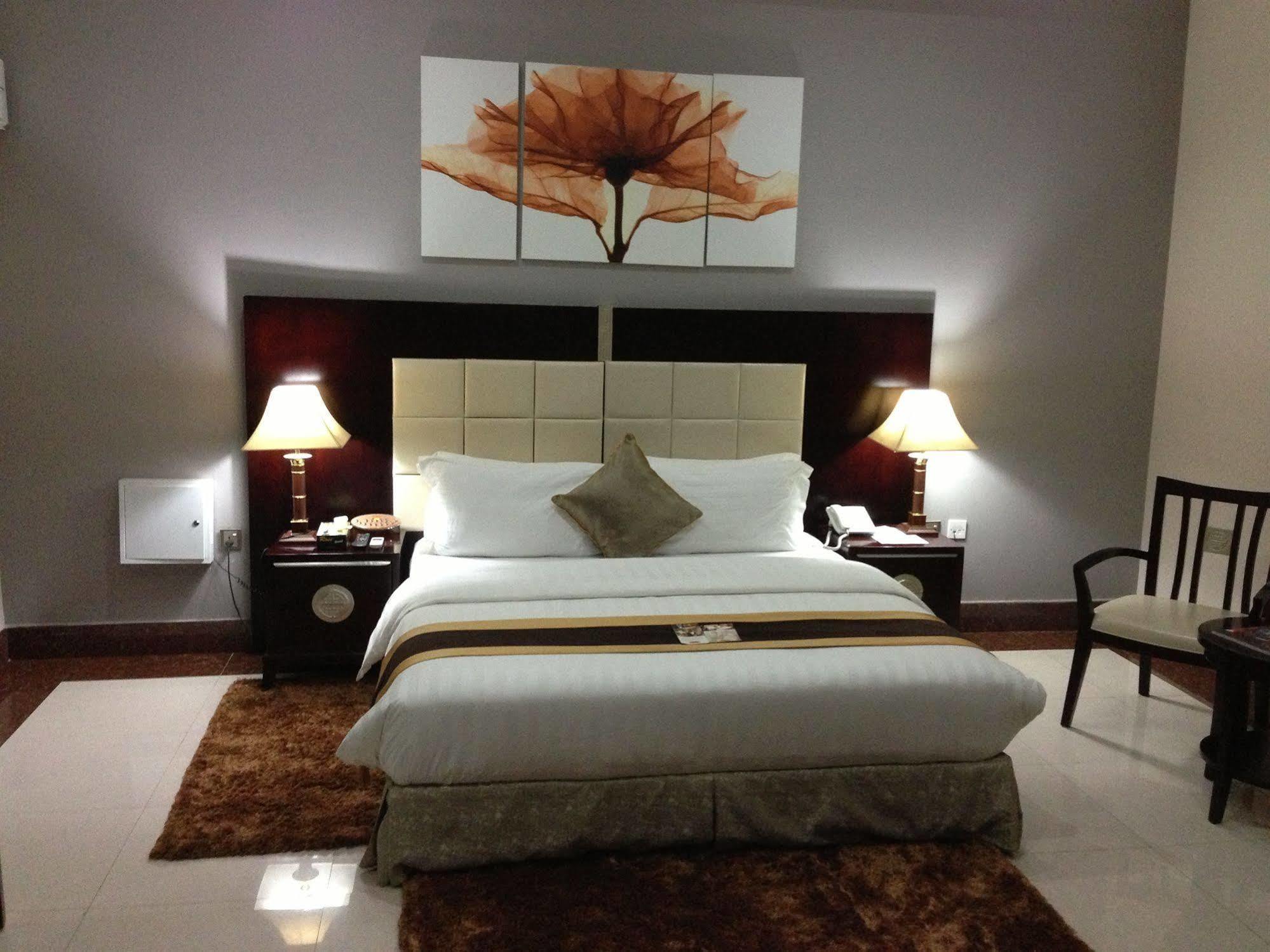 Grandbee Suites Икеджа Екстериор снимка