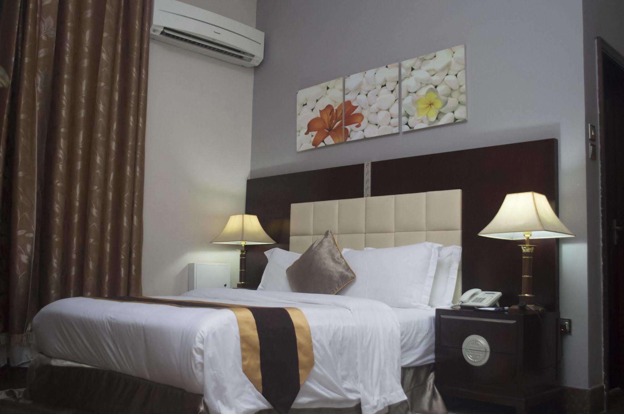 Grandbee Suites Икеджа Екстериор снимка